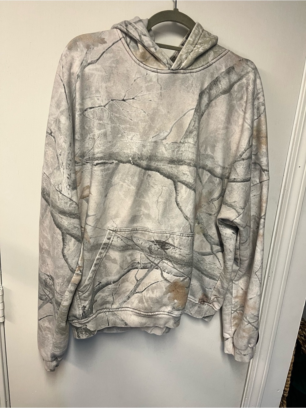 Camo Tree-Print Pullover Hoodie in Light Gray & Taupe